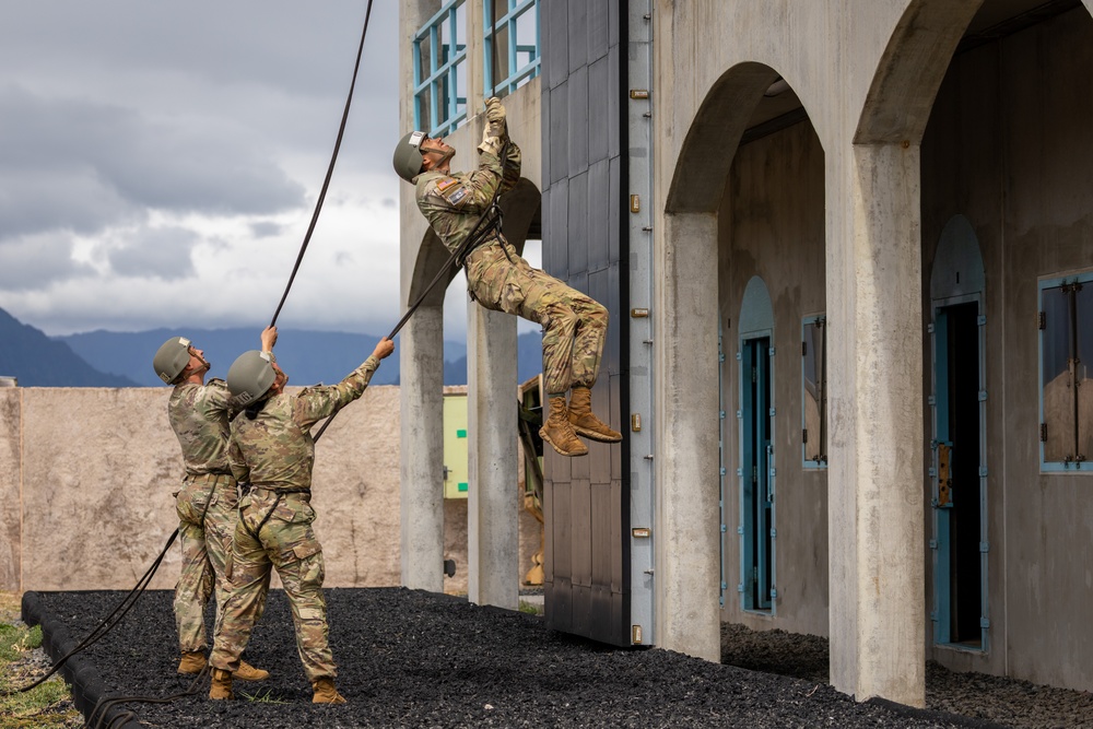 25th ID Lightning Academy Trains Students on Rappel Tower
