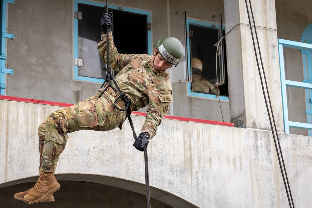 25th ID Lightning Academy Trains Students on Rappel Tower