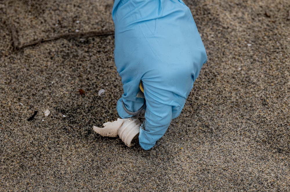 Camp Pendleton Marines and families clean local beaches