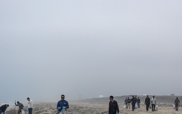 Camp Pendleton Marines and families clean local beaches