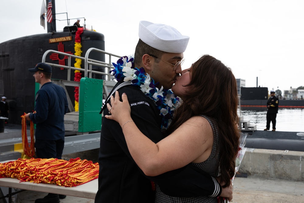 USS Santa Fe (SSN 763) Returns Home from Deployment