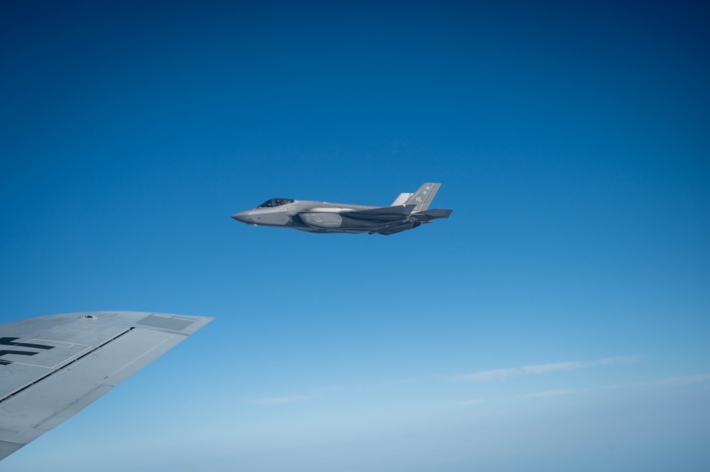 BG25: F-35 Refueling Operations over the Pacific BG25: F-35 Refueling Operations over the Pacific