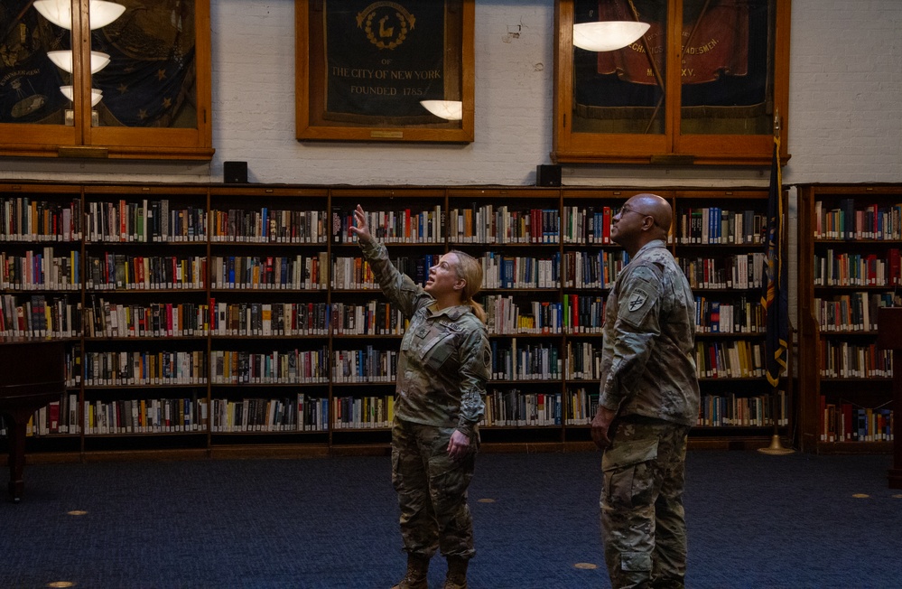 U.S. Army Reserve Soldiers Visit Library