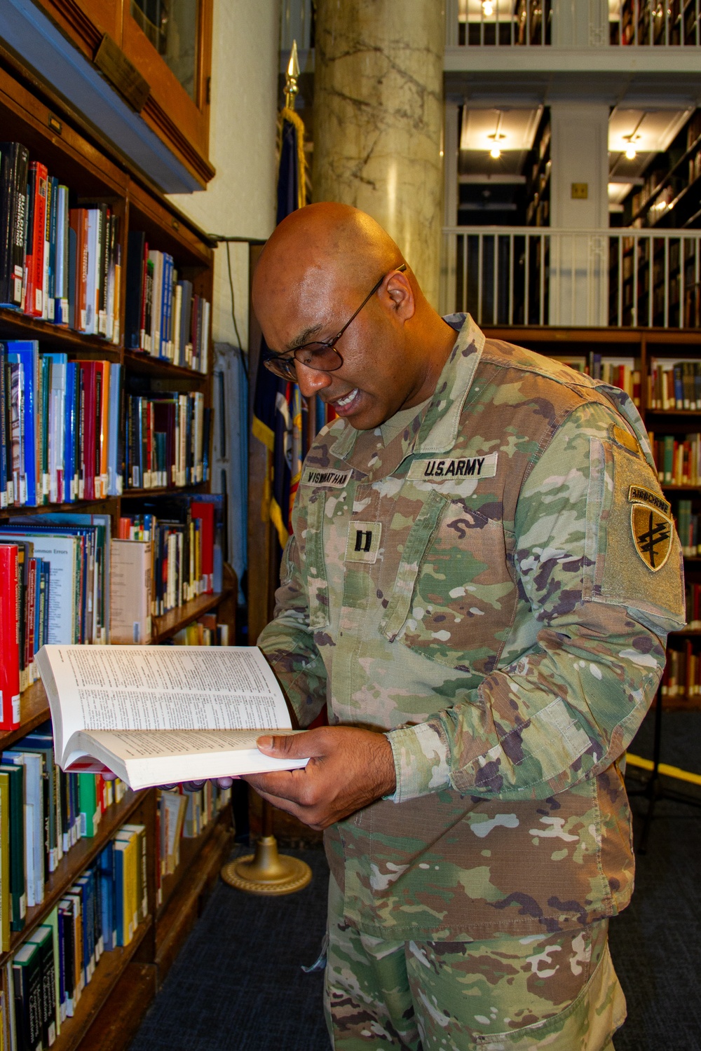 U.S. Army Reserve Soldiers Visit Library