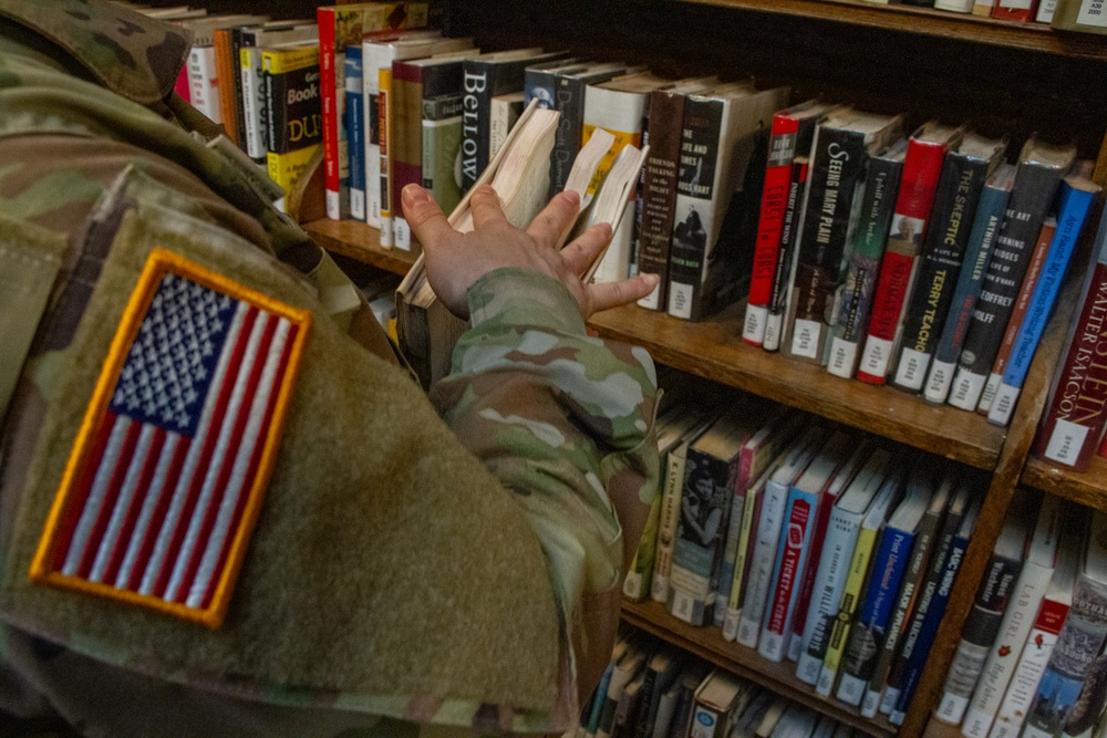 U.S. Army Reserve Soldiers Visit Library