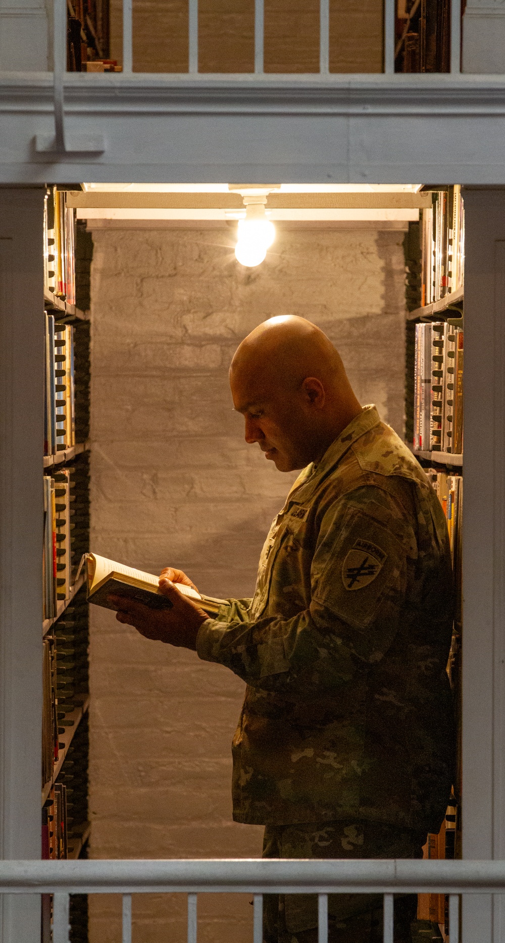 U.S. Army Reserve Soldiers Visit Library