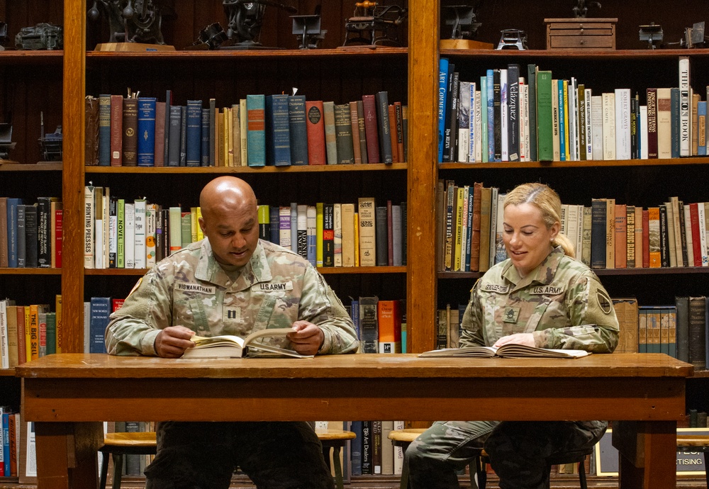 U.S. Army Reserve Soldiers Visit Library