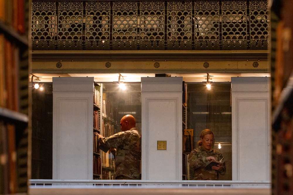 U.S. Army Reserve Soldiers Visit Library