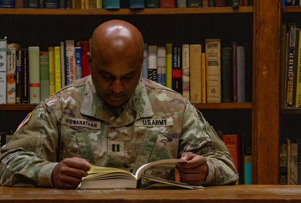 U.S. Army Reserve Soldiers Visit Library