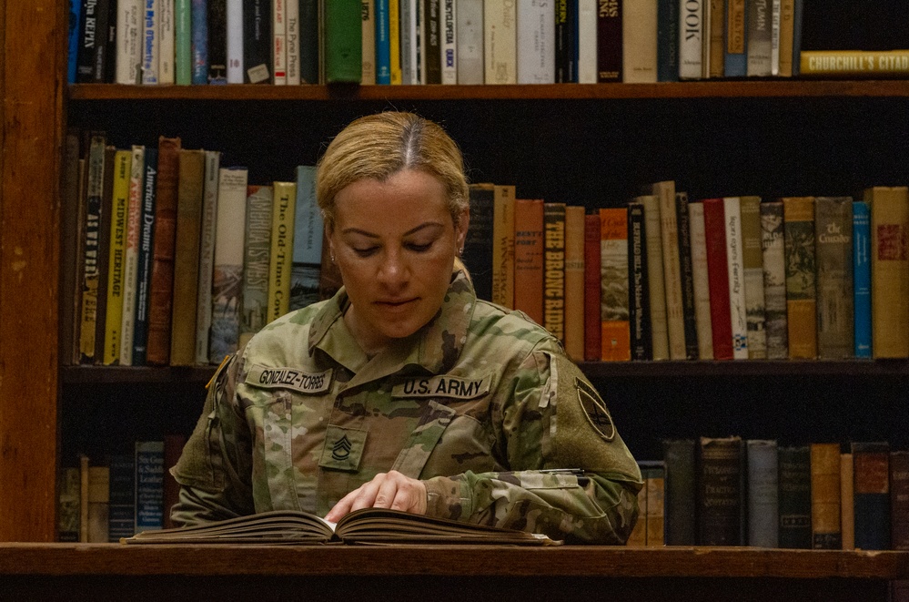 U.S. Army Reserve Soldiers Visit Library