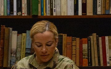 U.S. Army Reserve Soldiers Visit Library