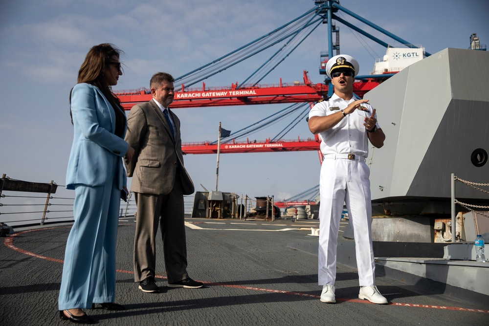 USS WAYNE E. MEYER WELCOMES CDA, U.S. EMBASSY STAFF ON TOUR
