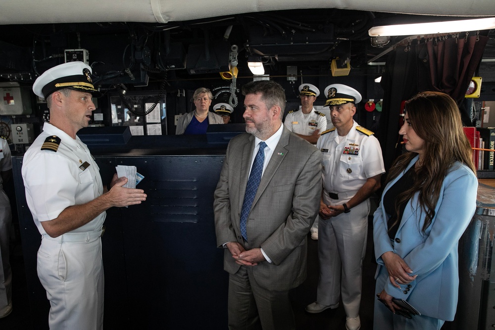 USS WAYNE E. MEYER WELCOMES CDA, U.S. EMBASSY STAFF ON TOUR