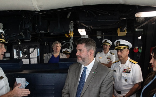 USS WAYNE E. MEYER WELCOMES CDA, U.S. EMBASSY STAFF ON TOUR