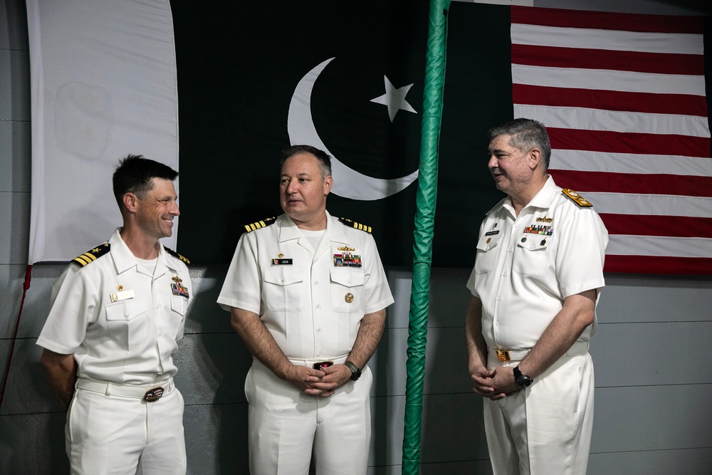 PNS SHAMSHEER HOSTS RECEPTION FOR CDS9, WAYNE E. MEYER