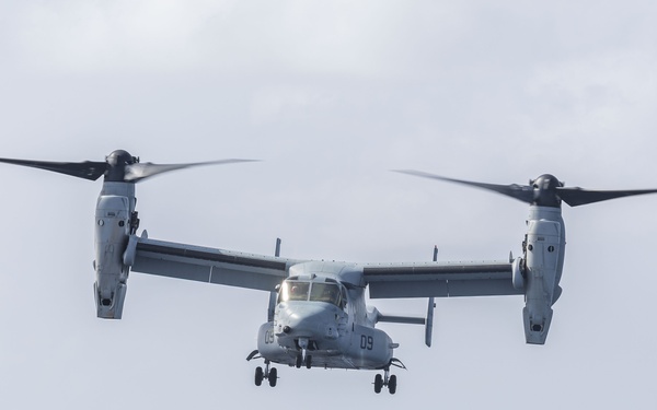 USS Iwo Jima (LHD 7) Conducts Flight Operations