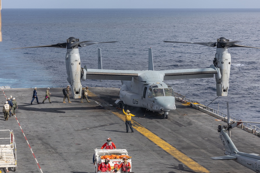 USS Iwo Jima (LHD 7) Conducts Flight Operations