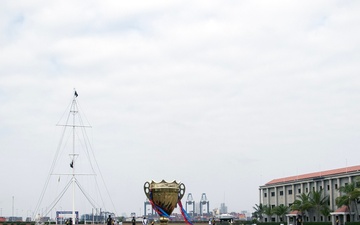 USS WAYNE E. MEYER TAKES ON PAKISTAN NAVAL ACADEMY IN CRICKET MATCH