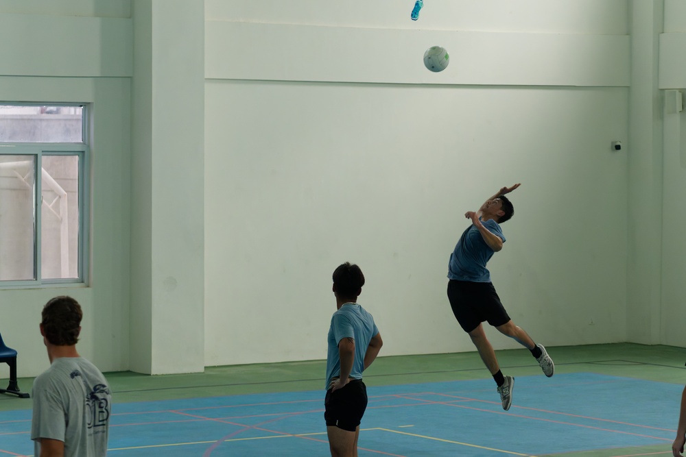 USS WAYNE E. MEYER TAKES ON PAKISTAN NAVAL ACADEMY IN VOLLEYBALL