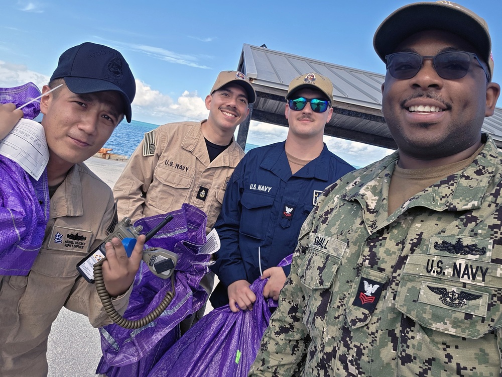 NAVSUP FLC Jacksonville delivers mail to USS St. Louis (LCS-19)