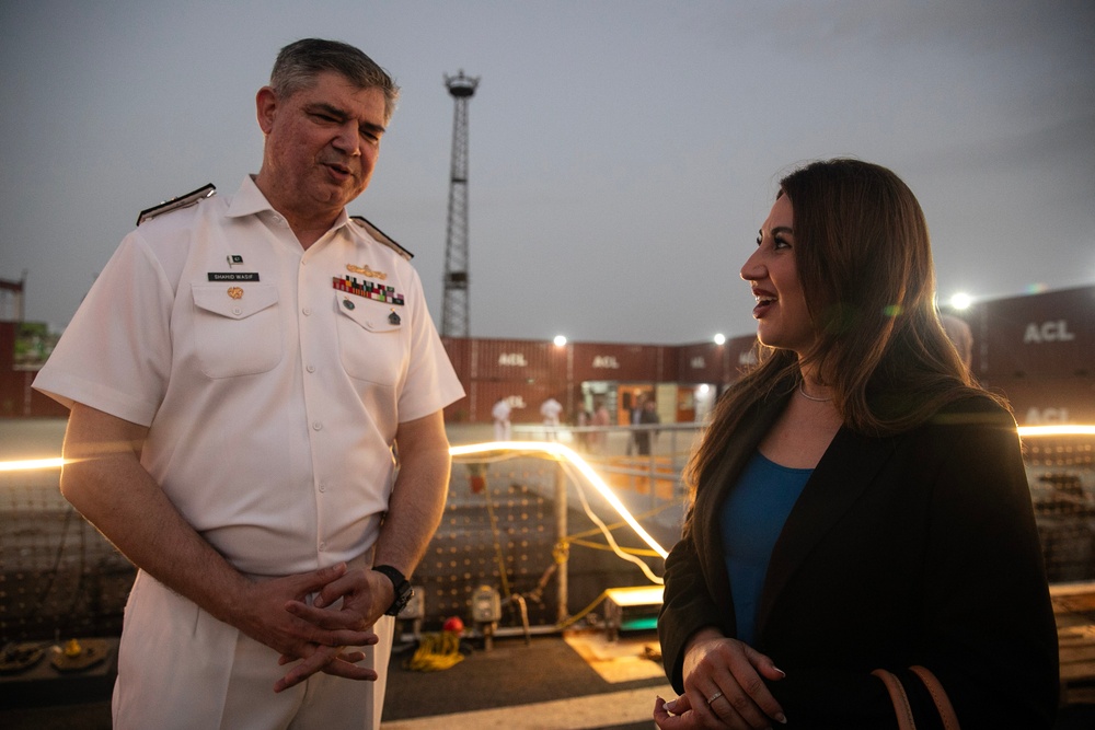 USS WAYNE E. MEYER HOSTS RECEPTION FOR SENIOR U.S. EMBASSY STAFF AND PAKISTAN NAVY