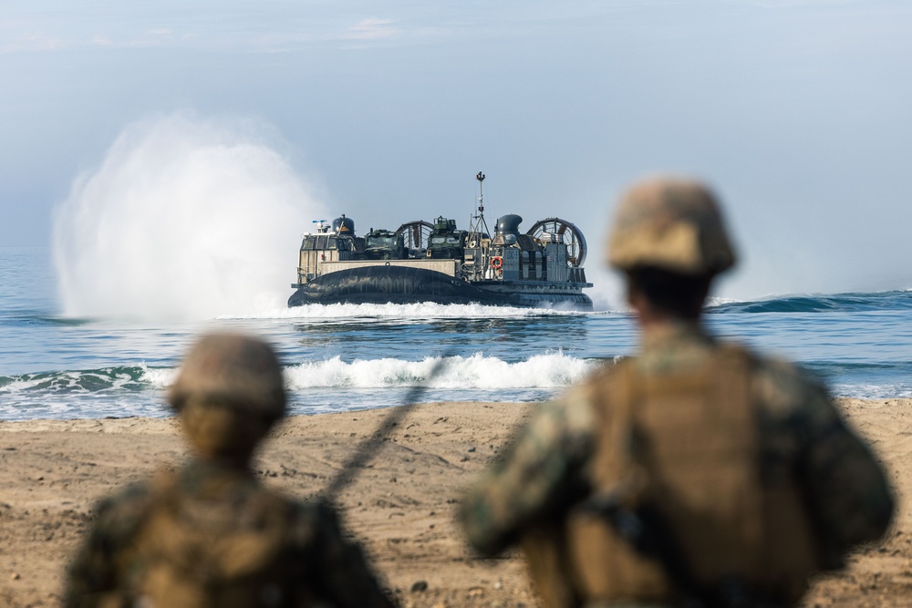 CLB-7 executes LCAC Operations during a FEX