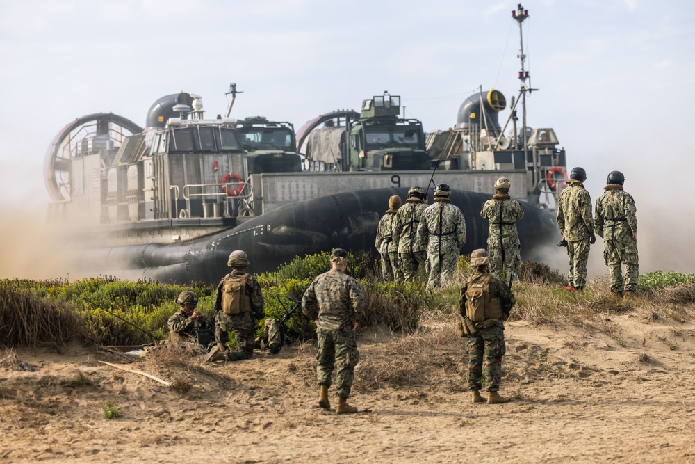 CLB-7 executes LCAC Operations during a FEX