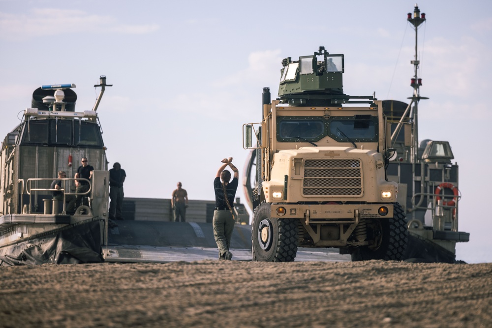 CLB-7 executes LCAC Operations during a FEX