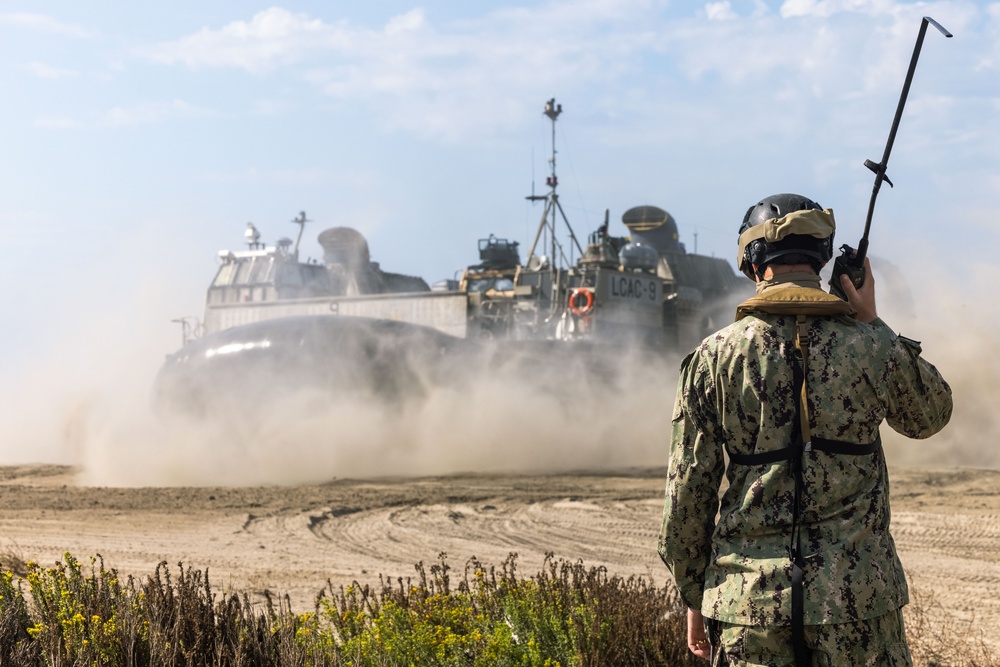 CLB-7 executes LCAC Operations during a FEX