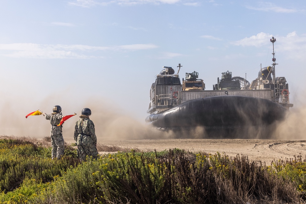 CLB-7 executes LCAC Operations during a FEX