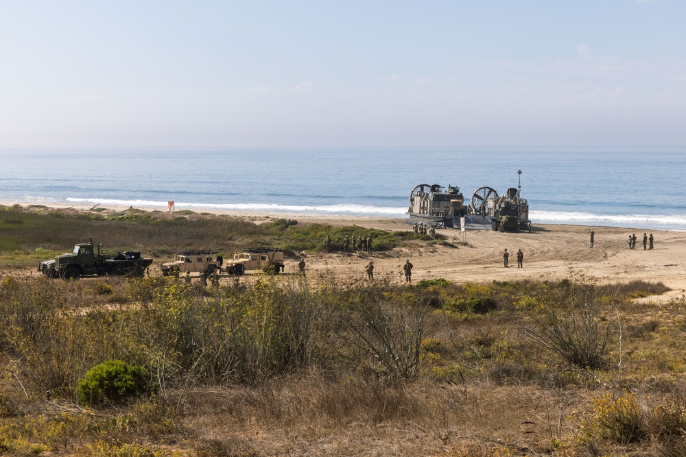 CLB-7 executes LCAC Operations during a FEX
