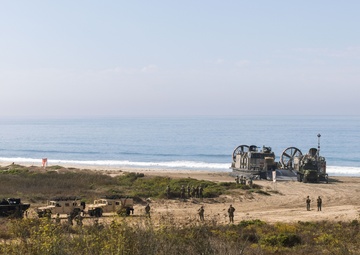 CLB-7 executes LCAC Operations during a FEX