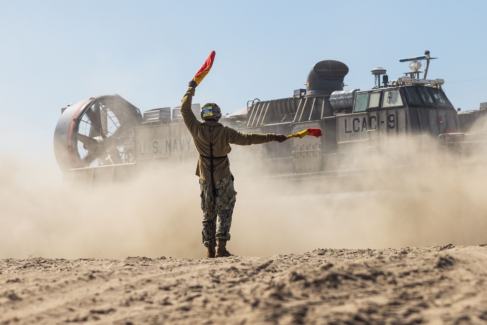 CLB-7 executes LCAC Operations during a FEX
