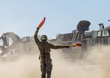 CLB-7 executes LCAC Operations during a FEX
