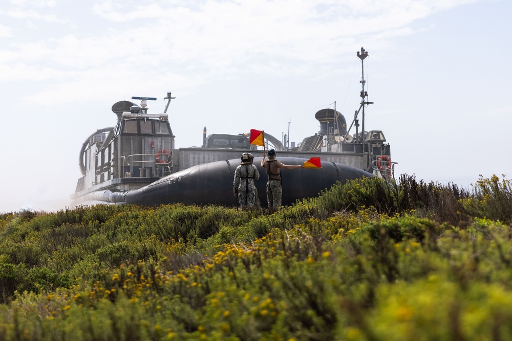 CLB-7 executes LCAC Operations during a FEX