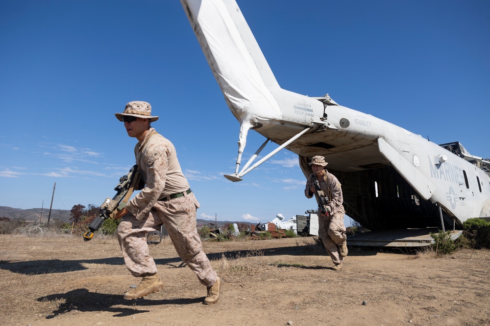 11th MEU Marines conduct Vertical Assault Raid Course