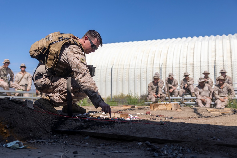 11th MEU Marines conduct Vertical Assault Raid Course