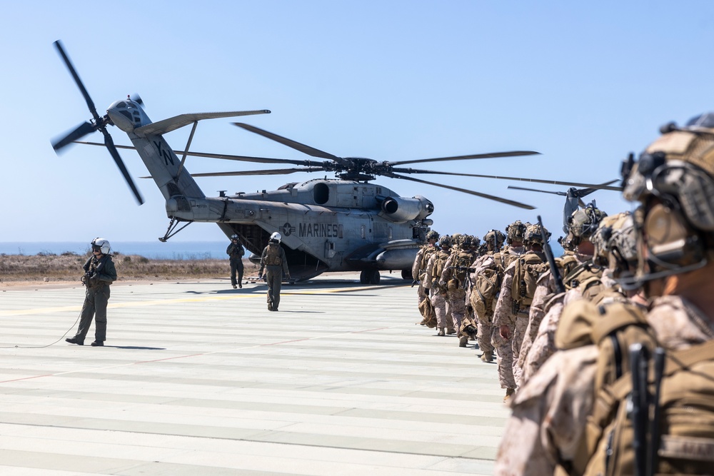 11th MEU Marines conduct Vertical Assault Raid Course