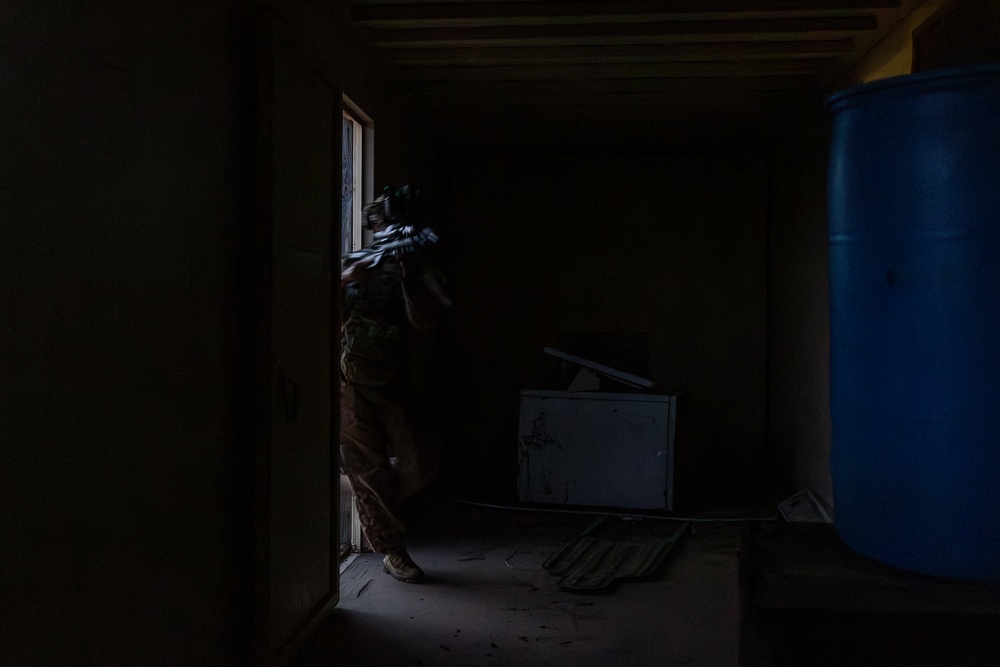 11th MEU Marines conduct Vertical Assault Raid Course