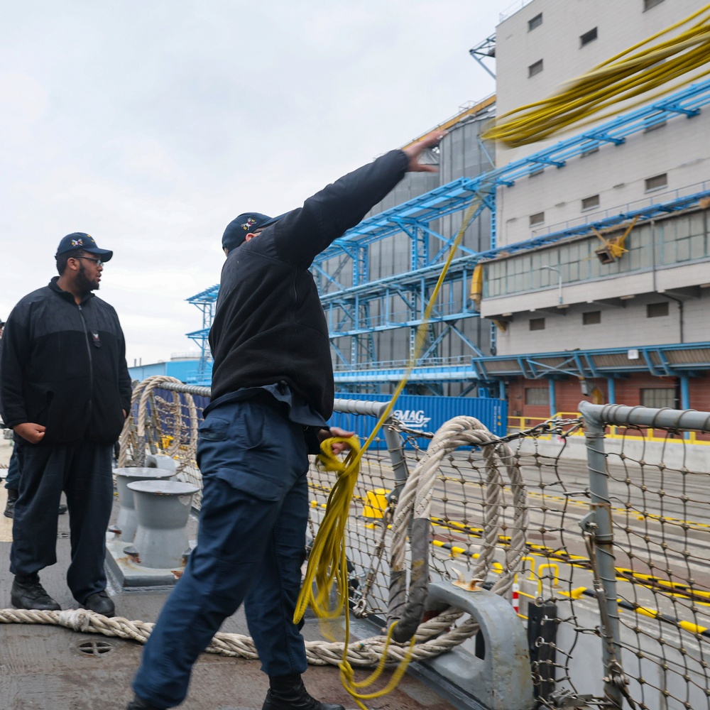 USS Bulekley (DDG 84) Sailors toss a heaving line to a pier side line-handler