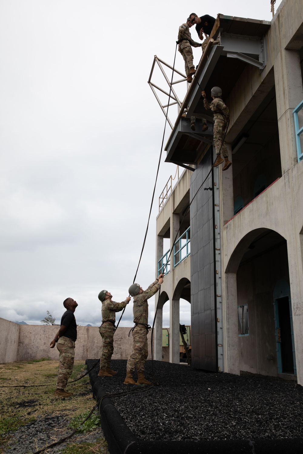 25th ID Enhances Readiness at Lightning Academy Air Assault Course