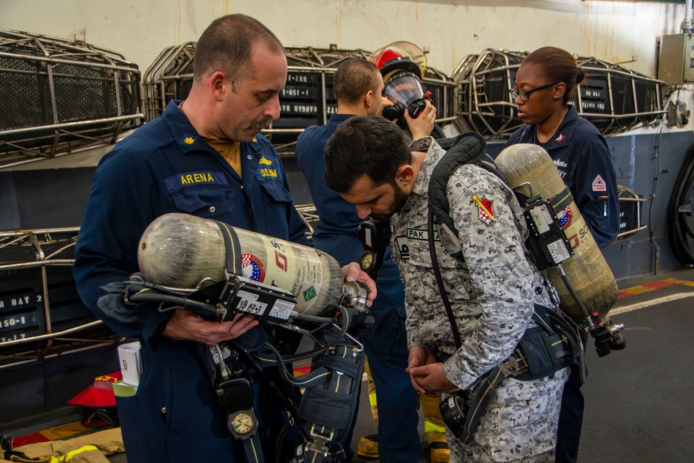 Nimitz Host Pakistani Distinguished Visitors