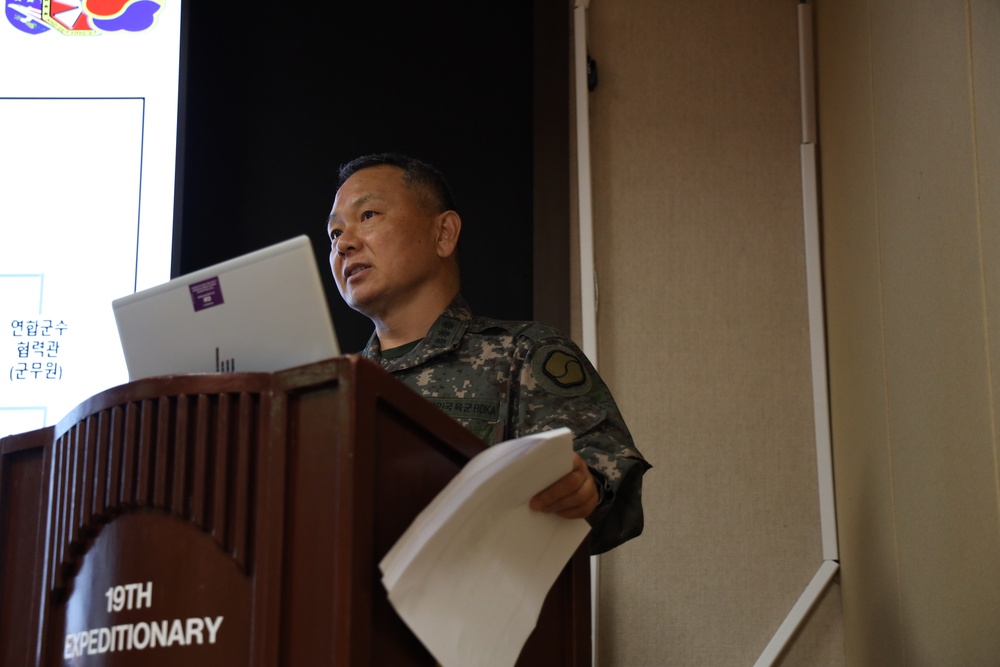 5th LSC Commanding General Brig. Gen. Jum Bum Visits 19ESC