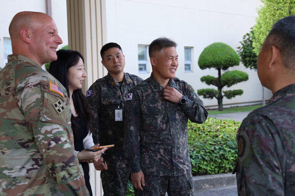 5th LSC Commanding General Brig. Gen. Jum Bum Visits 19ESC