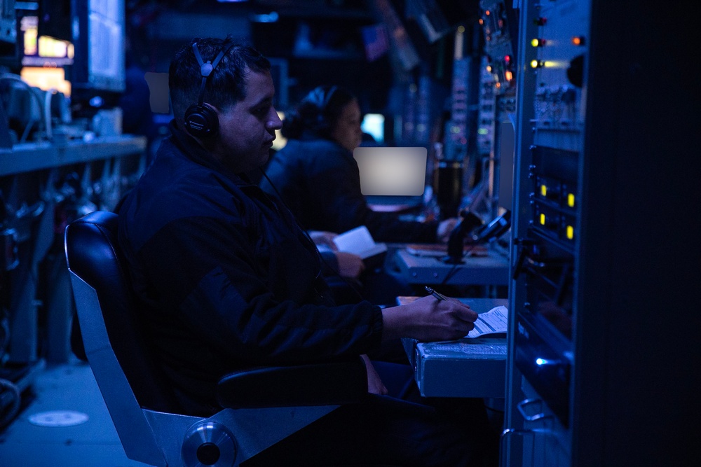 USS WAYNE E. MEYER SAILORS STAND WATCH IN THE COMBAT INFORMATION CENTER