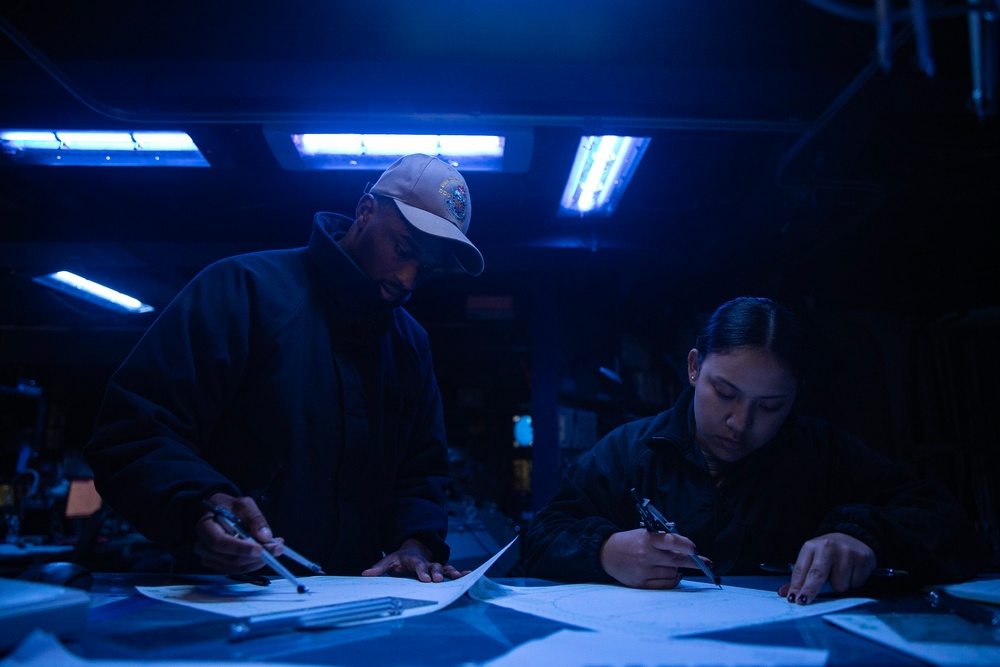 USS WAYNE E. MEYER SAILORS STAND WATCH IN THE COMBAT INFORMATION CENTER