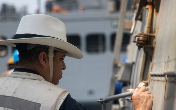 USS WAYNE E. MEYER SAILORS CONDUCT RAS WITH USNS JOHN LEWIS