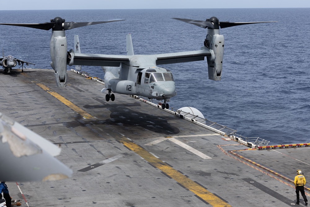 USS Iwo Jima (LHD 7) Conducts Flight Operations