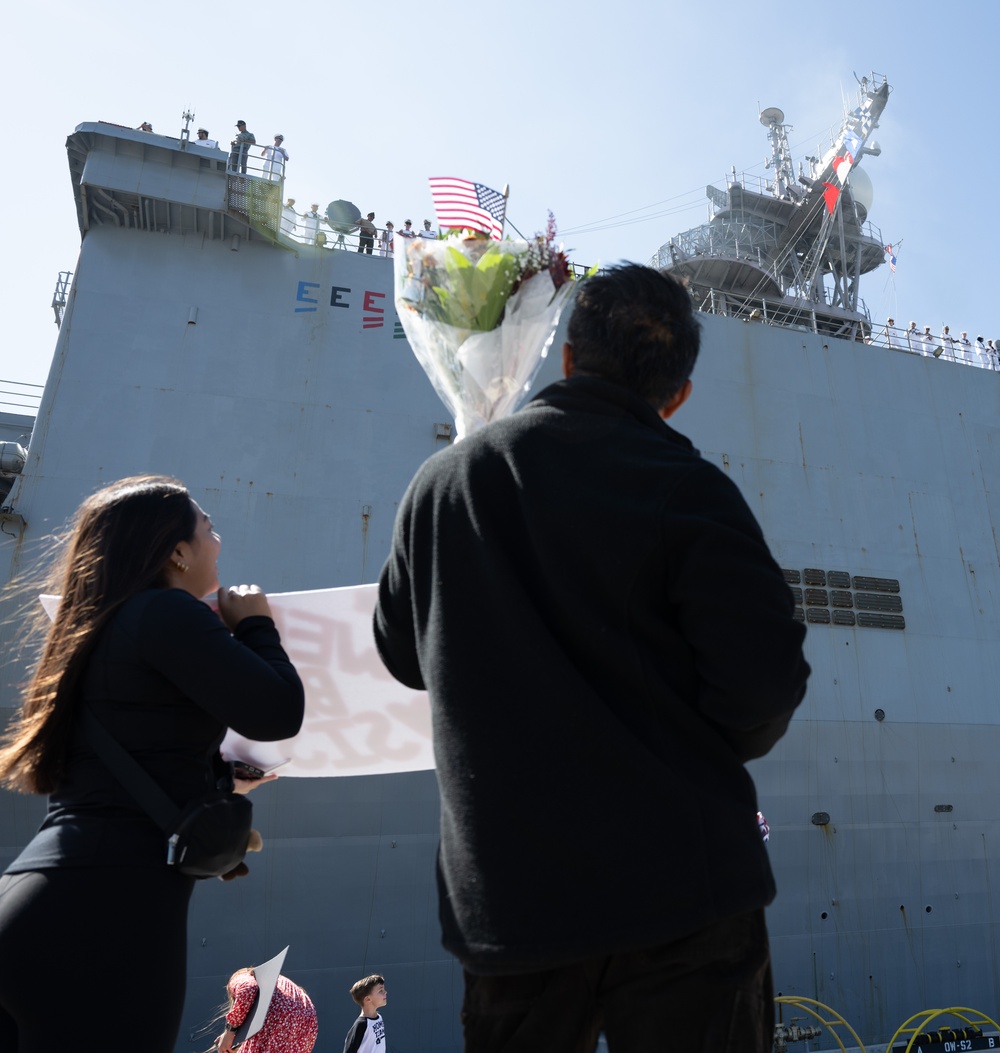 USS Pearl Harbor (LSD 52) arrives at homeport USS Pearl Harbor (LSD 52) arrives at homeport