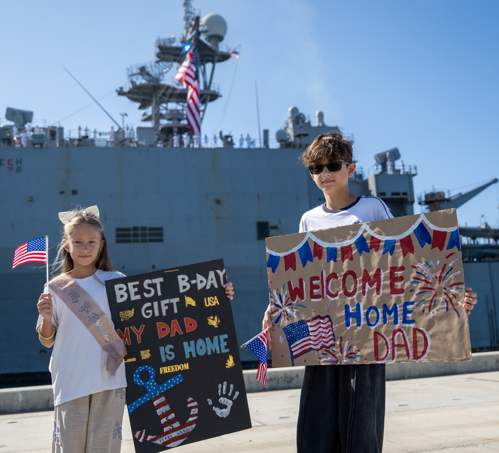 USS Pearl Harbor (LSD 52) arrives at homeport USS Pearl Harbor (LSD 52) arrives at homeport